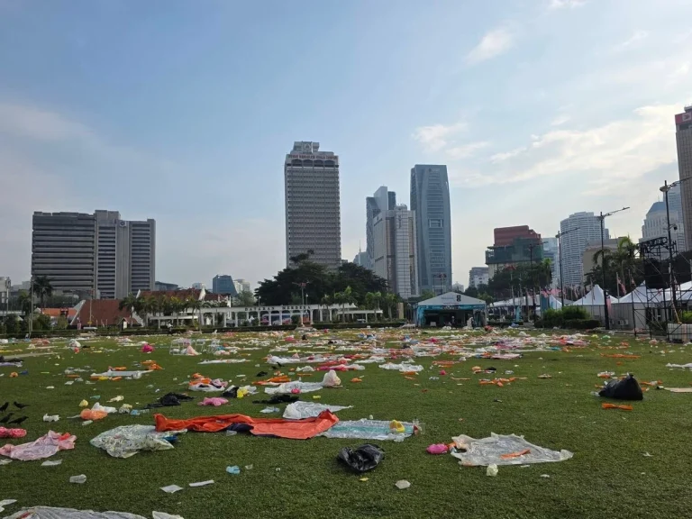 “Third-World Mentality” DBKL Disappointed After Football Fans Leave Dataran Merdeka Covered In Rubbish