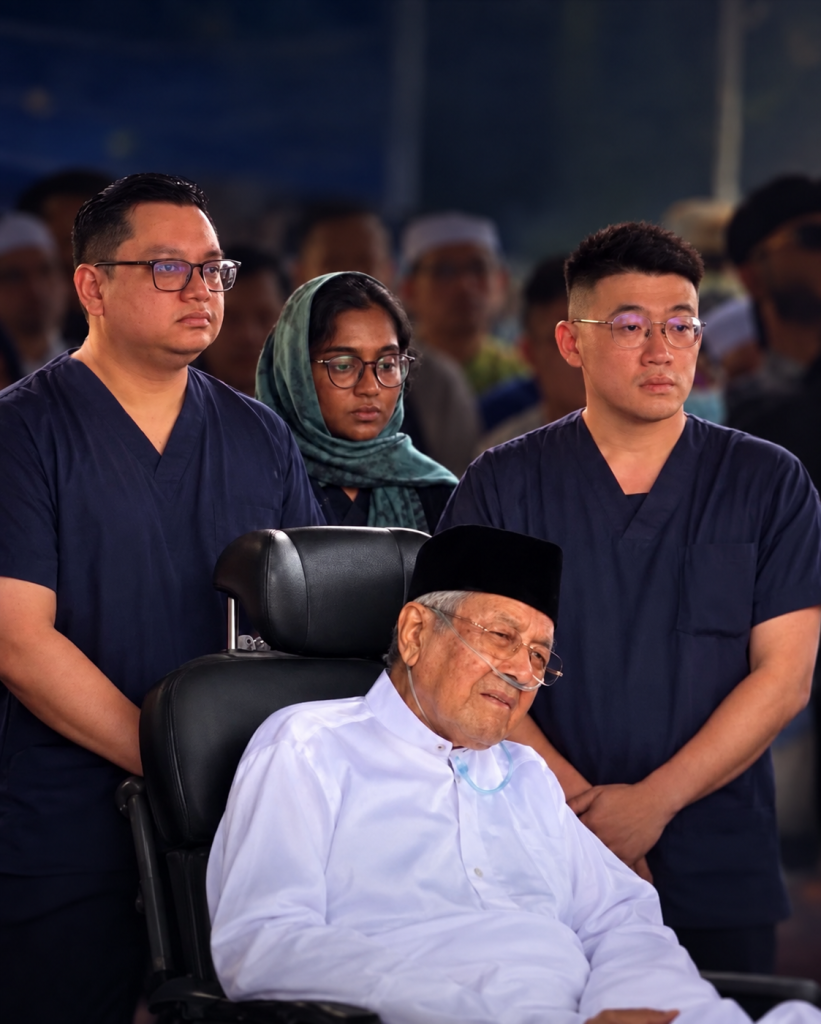 One Malay, One Chinese, One Indian: 3 Healthcare Workers Beside Tun M Capture Malaysians’ Attention