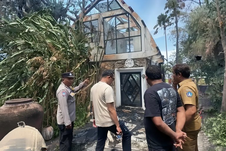 Man Tries To Get Rid Of A Spider In Bali, Accidentally Burns Down Entire RM500,000 Villa!