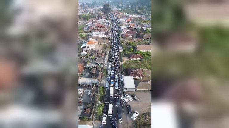 ‘Bali turn into Zombieland’ – Massive Traffic Jams Paralyse Island Roads